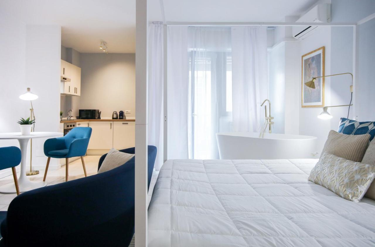 Glamorous Flat With Jacuzzi, King Size Bed And Small Balcony Perugia Bagian luar foto