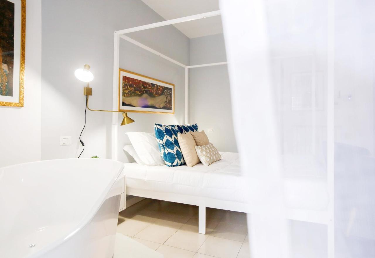Glamorous Flat With Jacuzzi, King Size Bed And Small Balcony Perugia Bagian luar foto