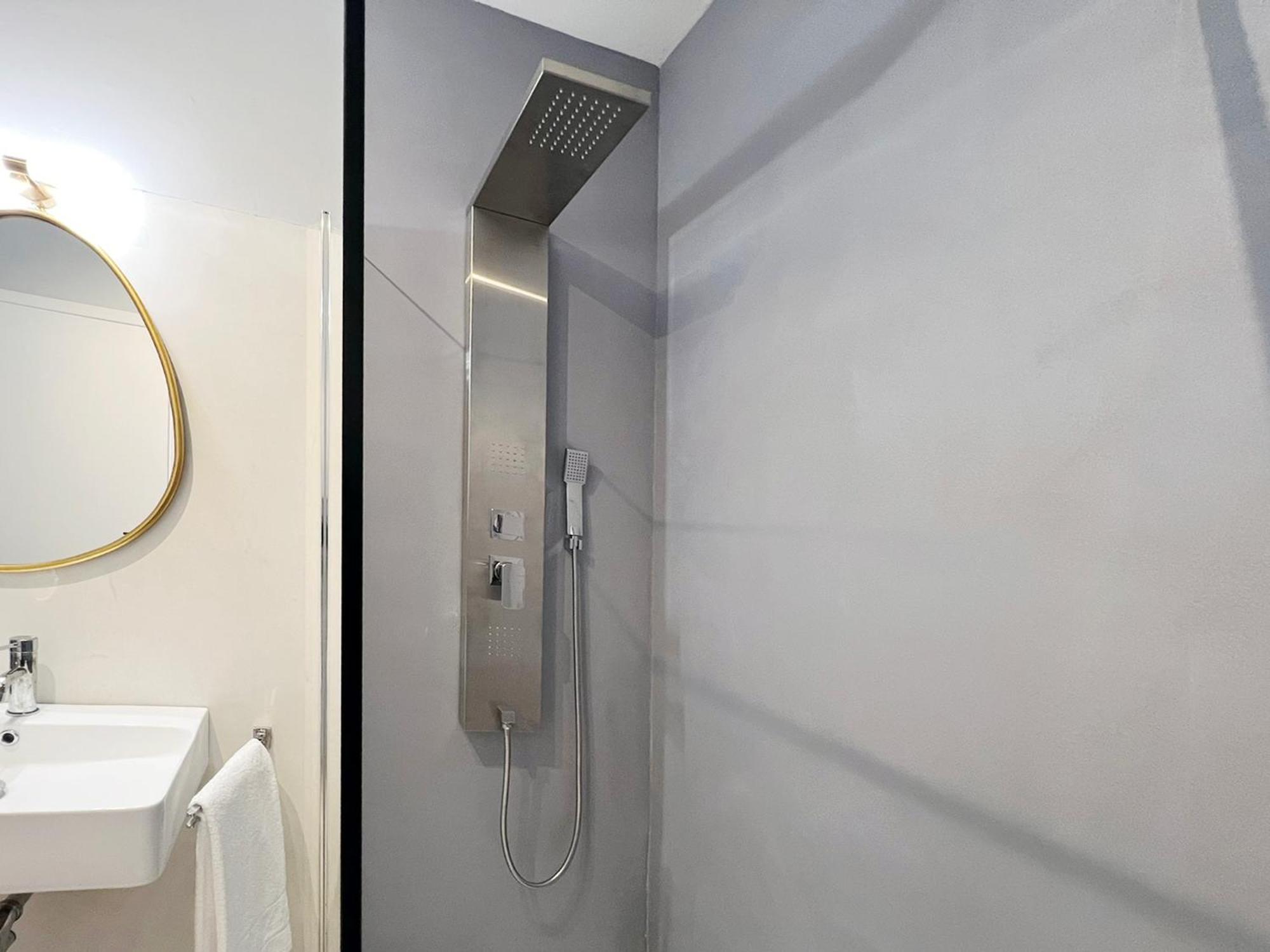 Glamorous Flat With Jacuzzi, King Size Bed And Small Balcony Perugia Bagian luar foto